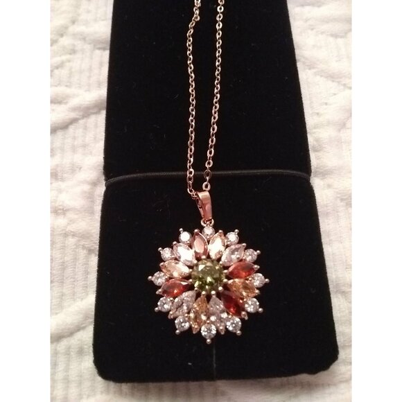 unmarked Jewelry - Rose gold tone flower pendant necklace gift idea